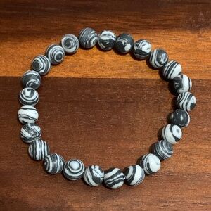 Handmade matte black & white agate stretch bracelet